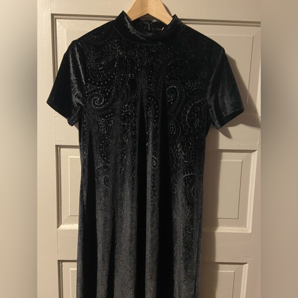 Women’s black velvet dress